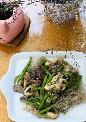 Hình của món Miến xào lòng gà, đậu que và nấm.