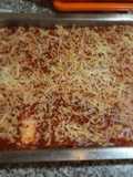 Lasagna de carne, verduras, jamón y queso