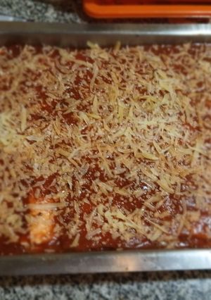 Una foto de Lasagna de carne, verduras, jamón y queso