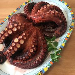 A picture of Octopus in a pot.