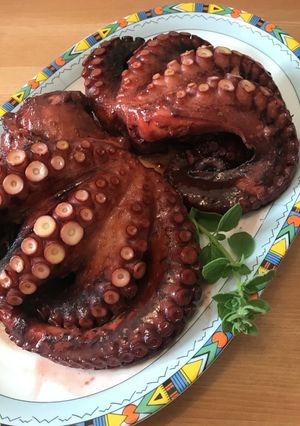 A picture of Octopus in a pot.