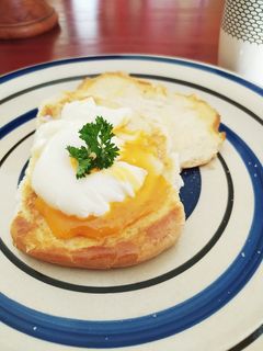 Una foto de Pan tostado con huevo pochado