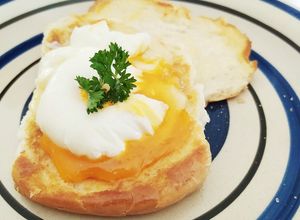 Una foto de Pan tostado con huevo pochado