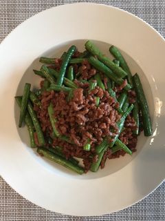 Una foto de Carne picada y judías con salsa de soja