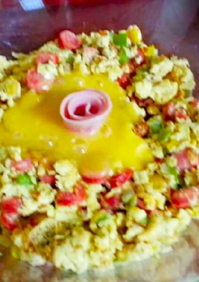 Una foto de Huevos revueltos con vegetales y salchichas de desayuno