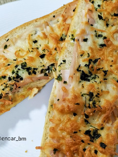 Una foto de Tosta de pavo y queso con margarina de ajo y perejil en airfryer