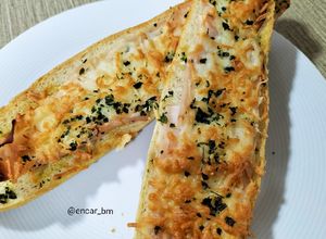 Foto principal de Tosta de pavo y queso con margarina de ajo y perejil en airfryer