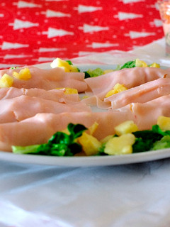 Una foto de Canutillos de pechuga de pavo con langostinos y piña