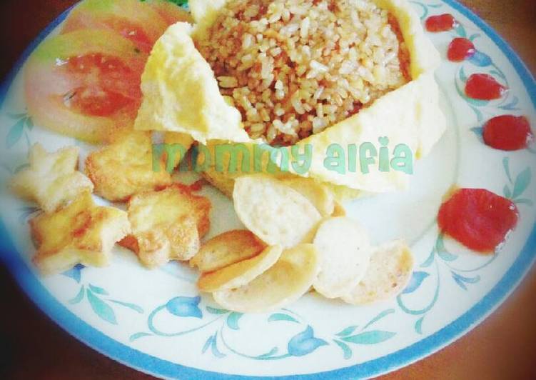 Panduan Menyiapkan Nasi goreng bungkus telur dadar Bikin Manjain Lidah