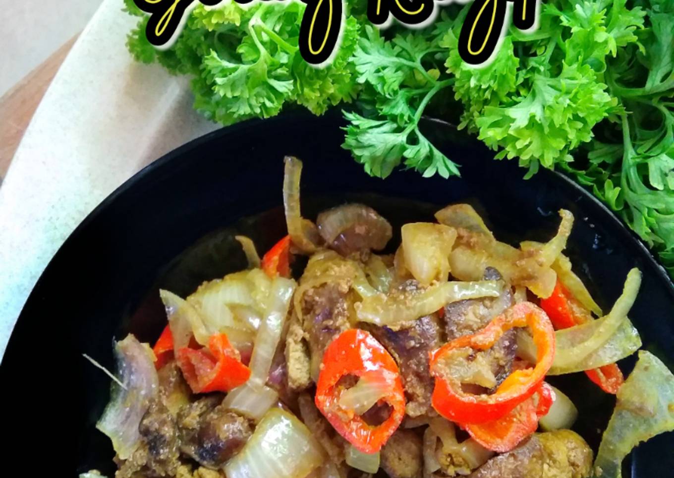 Hati ayam goreng dengan kunyit, pedal dan hati