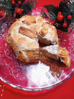 Una foto de Hojaldre navideño con queso, confitura y cebolla caramelizada