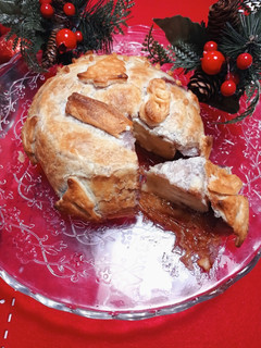 Una foto de Hojaldre navideño con queso, confitura y cebolla caramelizada