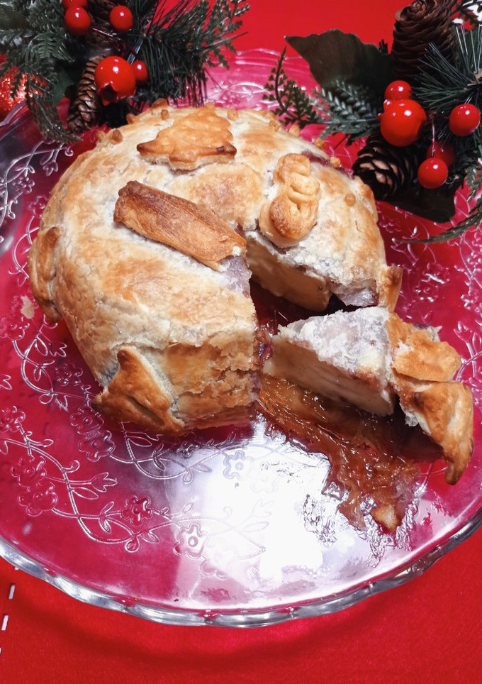 Una foto de Hojaldre navideño con queso, confitura y cebolla caramelizada