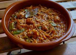 Una foto de Fideos perla con butifarra de rovellons y pimiento verde