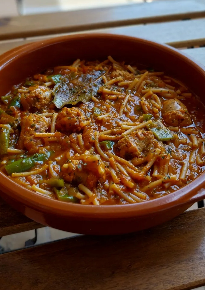 Una foto de Fideos perla con butifarra de rovellons y pimiento verde