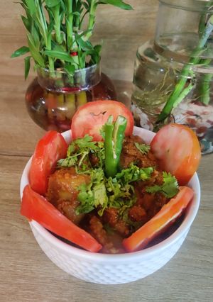 A picture of Baby potato in Schezwan pepper.