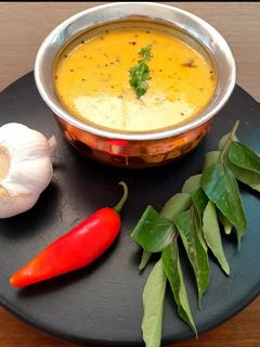 લહસૂની ટમાટો કઢી (Lahsuni Tomato Kadhi Recipe In Gujarati) રેસીપી મુખ્ય ફોટો