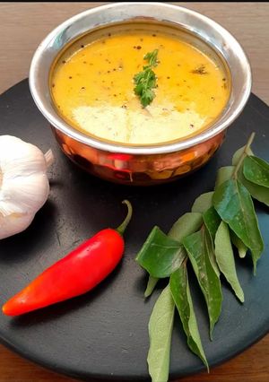 લહસૂની ટમાટો કઢી (Lahsuni Tomato Kadhi Recipe In Gujarati) રેસીપી મુખ્ય ફોટો
