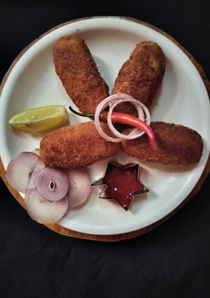 A picture of Kuttu atta potato chop.