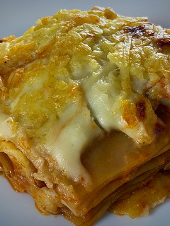 Una foto de Lasaña de tintorera y langostinos