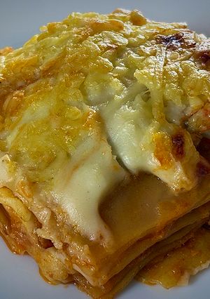 Una foto de Lasaña de tintorera y langostinos