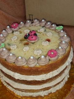 Una foto de Tarta de bizcocho de vainilla y decoración de nata y trufa