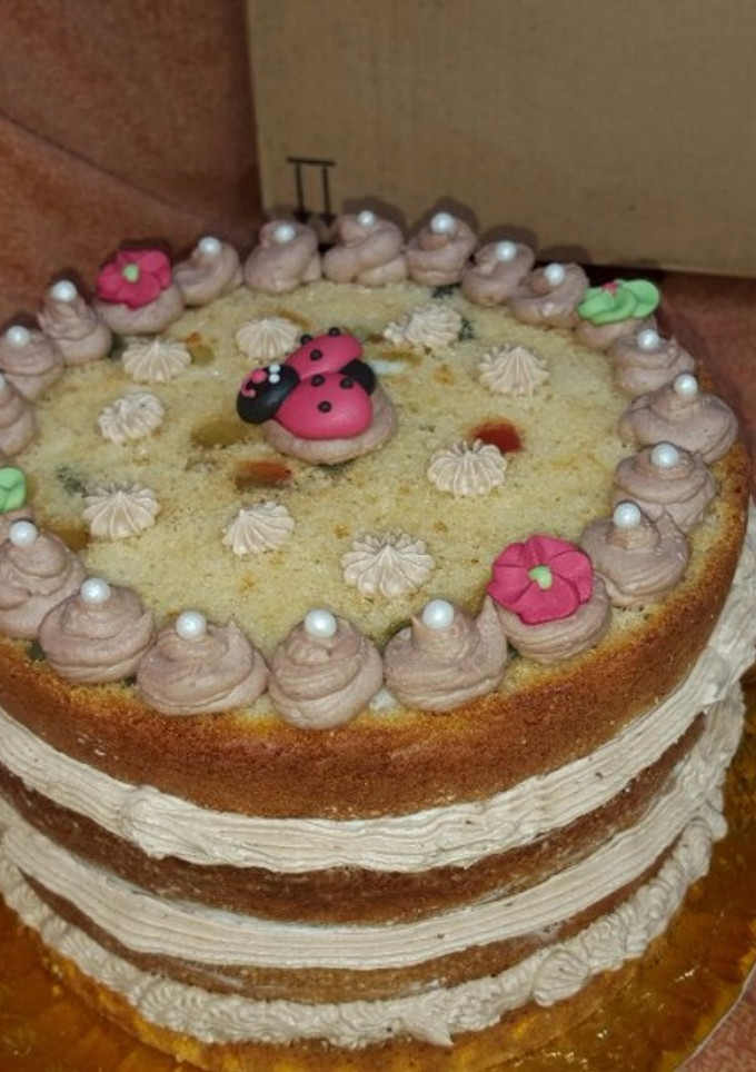 Una foto de Tarta de bizcocho de vainilla y decoración de nata y trufa