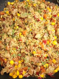 Una foto de Arroz con secreto ibérico macerado en soja, naranja y salsa de ostras con verduritas al Wok