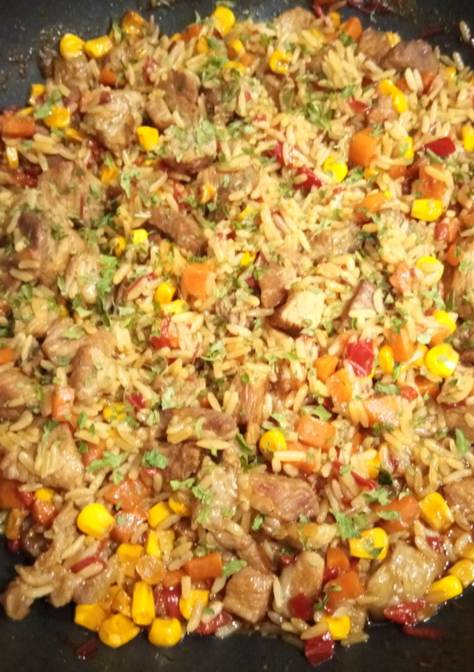 Una foto de Arroz con secreto ibérico macerado en soja, naranja y salsa de ostras con verduritas al Wok