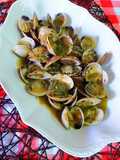 Almejas en salsa de perejil, ajos y jengibre fresco