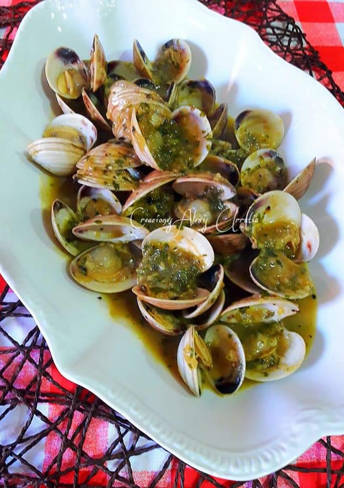 Una foto de Almejas en salsa de perejil, ajos y jengibre fresco