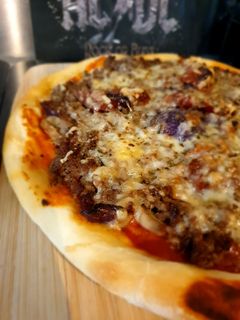 Une photo de Pizza boeuf & tomates séchées