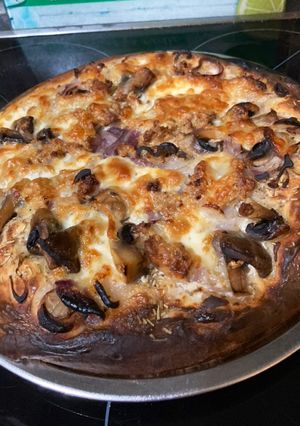 Une photo de Pizza champignons oignons thon mozza