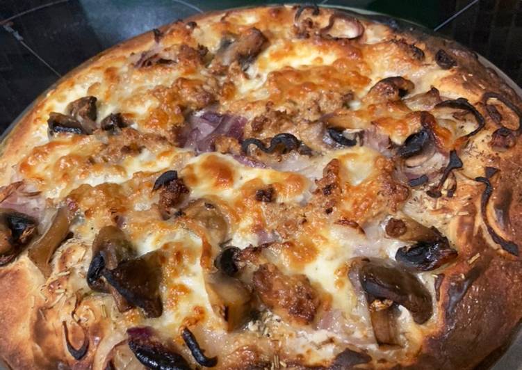 Recette Appétissante Pizza champignons oignons thon mozza