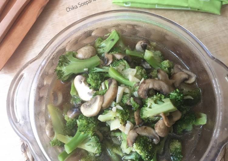 Cara mudah Menyiapkan Tumis brokoli jamur kancing, Lezat Sekali