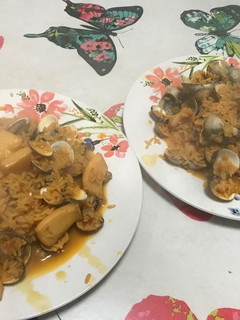Una foto de Arroz con sepia y berberechos
