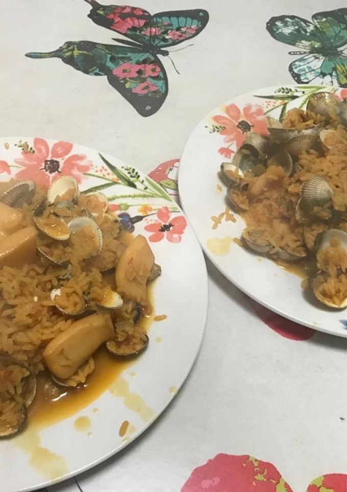 Una foto de Arroz con sepia y berberechos