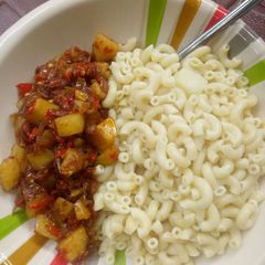 A picture of White macaroni with Irish sauce.