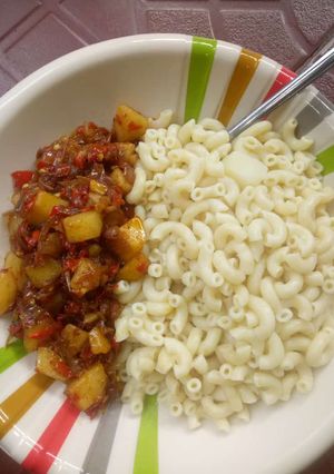 A picture of White macaroni with Irish sauce.