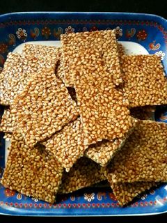 તલ ની ચીકી (Til Chikki Recipe In Gujarati) રેસીપી મુખ્ય ફોટો