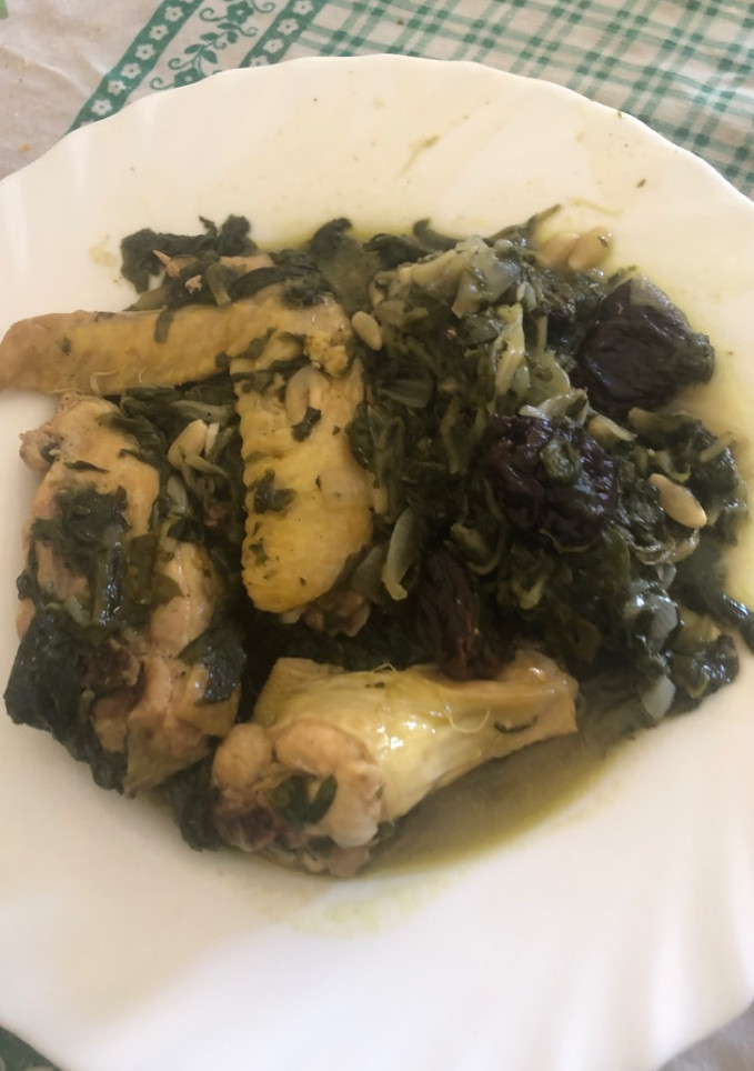 Una foto de 296. Pollo al vino blanco con acelgas y ciruelas pasas (principal carne)