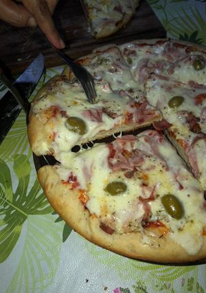 Una foto de Pizza con borde relleno de mozzarella😋