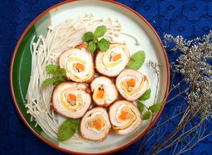 Hình của món Ức gà cuộn trứng rau củ chiên.