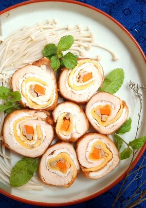 Hình của món Ức gà cuộn trứng rau củ chiên.