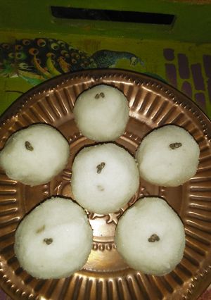 ચોખાના લોટના લાડુ (Rice Flour Ladoo Recipe In Gujarati) રેસીપી મુખ્ય ફોટો