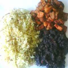 Una foto de Cerdo en salsa BBQ, frijoles negros y arroz con fideos