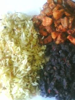 Una foto de Cerdo en salsa BBQ, frijoles negros y arroz con fideos