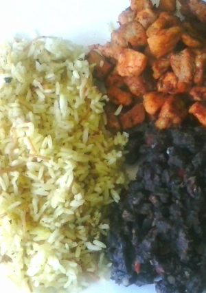 Una foto de Cerdo en salsa BBQ, frijoles negros y arroz con fideos