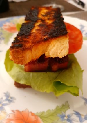 Una foto de Sándwich BLT (panceta, lechuga y tomate)