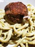 Spaghetti al cilantro con albóndigas rellenas de mozzarella